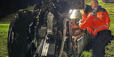 Das Fahrzeug blieb nach dem Unfall seitlich liegen.