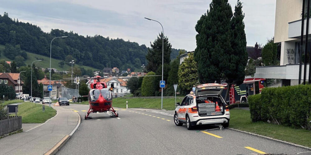 Der 18-jährige Motorradfahrer wurde mit einem Helikopter der Rega in ein Spital geflogen.