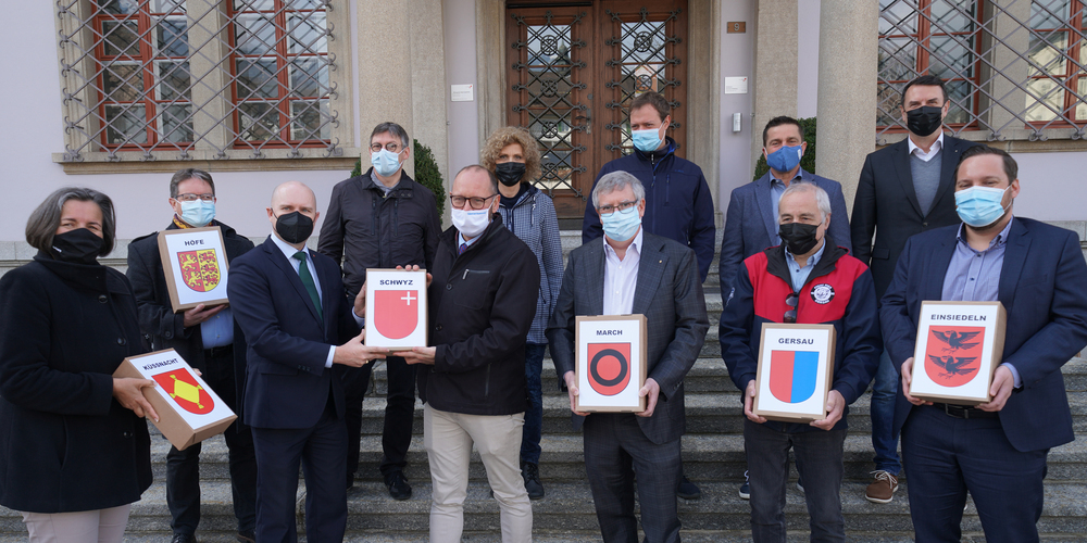 Der Schwyzer Staatsschreiber Mathias Brun (dritter von links) nimmt die Unterschriften für die beiden Schwyzer Mittelschul-Initiativen entgegen. 