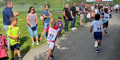 Mit vollem Einsatz liefen die Kinder am Sonnentaler Kinder-Lauf  – unterstützt von ihren Eltern am Streckenrand.