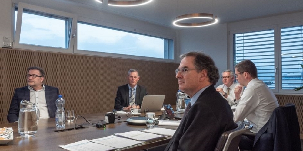 Die GV-Teilnehmer (v.l. im Uhrzeigersinn): Linus Furrer, Revisionsstelle OBT Rapperswil; Ernst Uhler, CEO EZL; Hansruedi Müller, VRP EZL; Markus Näf, CFO EZL und Dr. Stefan Müller, unabhängiger Stimmrechtsvertreter.