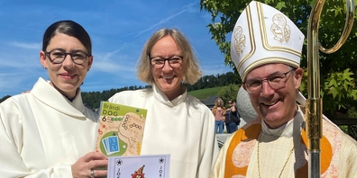 (v.l.) Die Seelsorgerinnen Brigitte Blöchlinger (Seelsorgeeinheit Eschenbach) und Jutta Schubiger (Seelsorgeeinheit Obersee) mit Bischof Beat Grögli.