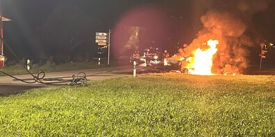 Die Feuerwehr konnte den Brand löschen, ein Abbrennen des Autos aber nicht verhindern. 