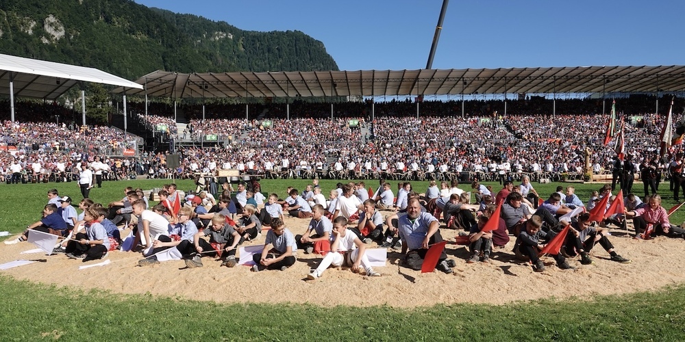 Schwingen verbindet. Über 500'000 Besucher strömten ins Glarnerland: Auch für den Festakt.