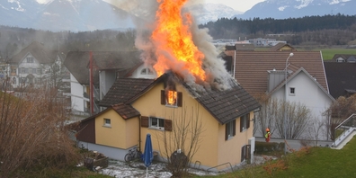 Beim Eintreffen der Rettungskräfte loderten bereits Flammen aus dem Dachgeschoss.