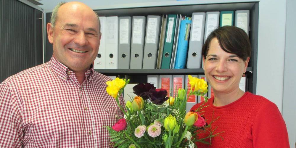 Vor einem Jahr begrüsste Gemeindepräsident Gino Pauletti die damals neugewählte Gemeindeschreiberin Sarah Niederer