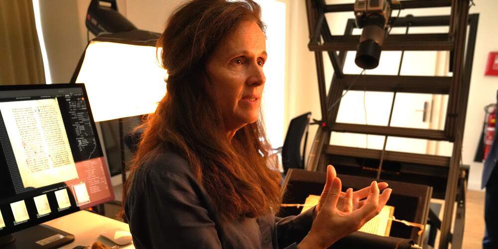 Christa Schaffert digitalisiert die Handschriften der Stiftsbibliothek
