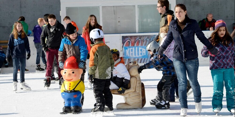 Das Lerchenfeld lockt jeden Winter Klein und Gross aufs Eis.