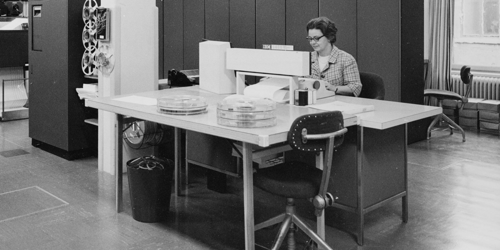 Eine solche IBM 1410 stand auch im St.Galler Rathaus