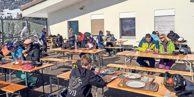 Die Terrassen auf den Skipisten mussten schliessen. Jetzt will die SVP, dass im Kanton Schwyz das Alkoholverbot in den Skigebieten fällt. Bild Jasmin Reichlin