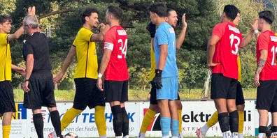 Spieler des FC Uznach (rot-schwarz), des FC Wattwil Bunt (gelb-schwarz) und Schiedsrichter beim Abklatschen an der Benknerstrasse.