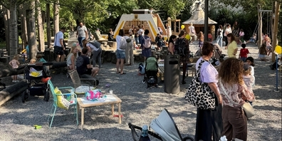 Das Einweihungsfest auf dem neuen Spielplatz Dorf.