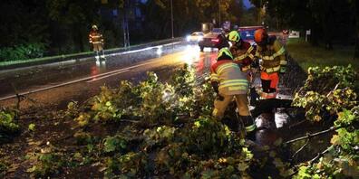 Die Feuerwehren im Kanton Zug waren am Montagabend im Dauereinsatz. Hier in der Stadt Zug.