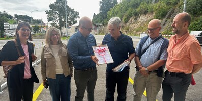 Die Herisauer Delegation überreicht die «Ehrenbürgerschaft» v.l.: Silvia Diem (Schulleitung), Simone Lenz (Schulverwaltung), Abteilungsleiter Alex Porta, René Lauper, Markus Stäheli und Michael Werner (beide Schulleitung).