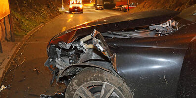 Das Autowrack nach dem Aufprall gegen einen Brückenpfeiler in St. Gallen: Der 18-jährige Lenker und zwei Mitfahrende blieben unverletzt.