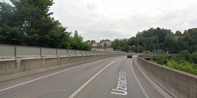 Auf der Aatal-Brücke in Neuhaus werden der Deckbelag und die Lichtsignalschlaufen erneuert. (Archivbild)