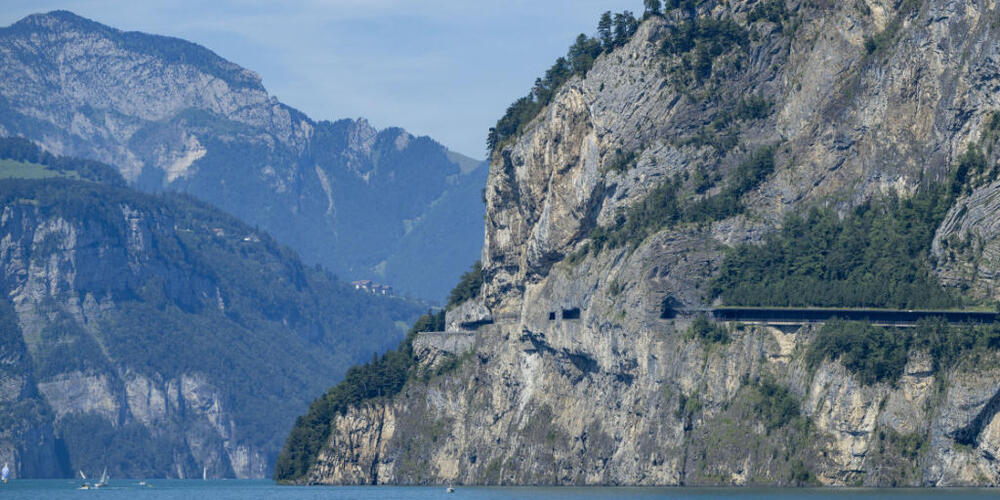 Die Axenstrasse führt den Vierwaldstättersee entlang und ist zwischen Sisikon UR und Brunnen SZ normalerweise für den Veloverkehr gesperrt. Am 14. September ist das Velofahrverbot zwischen 6:00 und 21:00 Uhr aufgehoben. (Archivaufnahme)