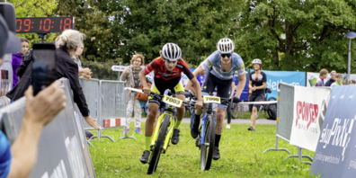 Junge und erfahrene Bikerinnen und Biker messen sich auf Strecken rund um Egg.