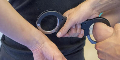 Der Räuber kam nicht weit. Schon am Tag nach dem Überfall klickten die Handschellen. (Symbolbild)
