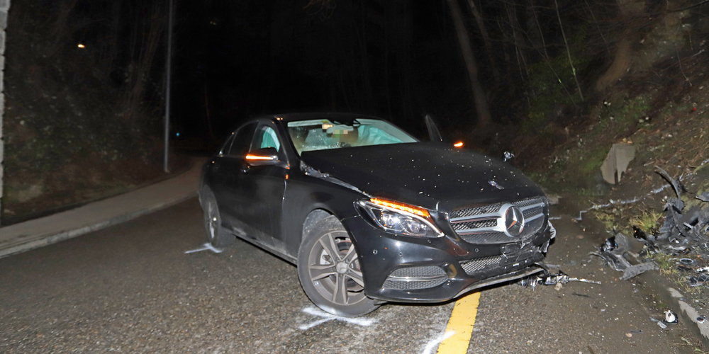 Das Autowrack nach dem Aufprall gegen einen Brückenpfeiler