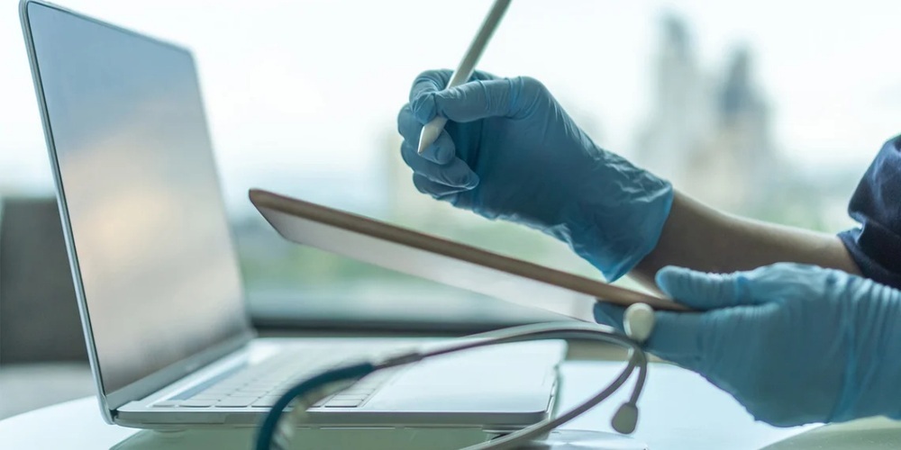 Pharma und Versicherungen sind digital am weitesten, Arztpraxen und Apotheken am wenigsten.