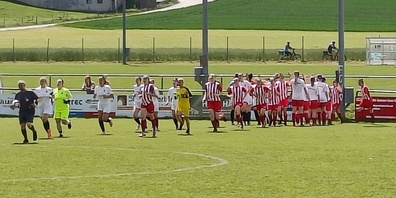 Die Teams im Mai beim Einlaufen vor ländlicher Kulisse.