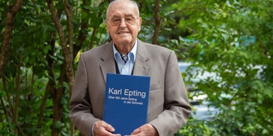 Der Unternehmer Karl Epting mit seinem Buch.