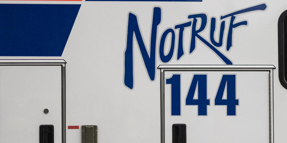 Die Ambulanz musste in der Nacht auf Mittwoch wegen eines verunfallten Gleisbauarbeiters ausrücken. (Symbolbild)