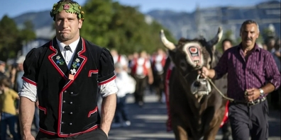 Triumphal: Armon Orlik (mit Siegermuni Zibu) wird in seiner Bündner Heimat empfangen.