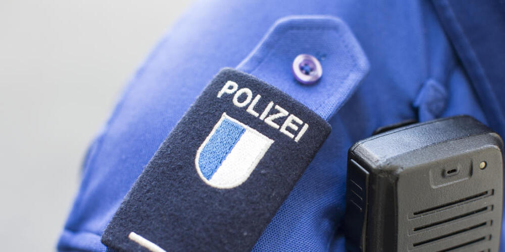 Die Luzerner Polizei nahm in der Nacht auf Mittwoch einen 27-jährigen Mann fest, der mutmasslich seine Mutter mit einem Messer angriff. (Symbolbild)