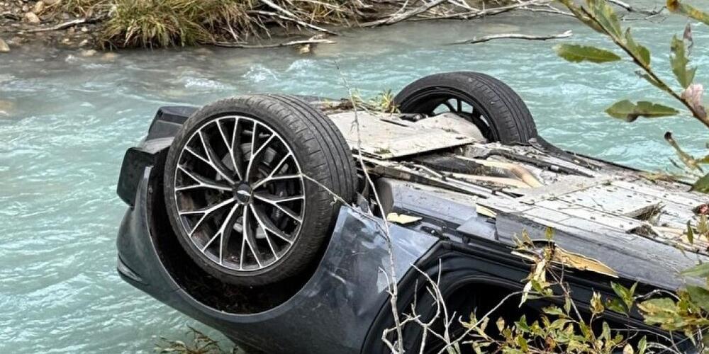 Der Sportwagen landete nach dem Überholunfall auf dem Dach in der Reuss. Die beiden Insassinnen verletzten sich leicht.