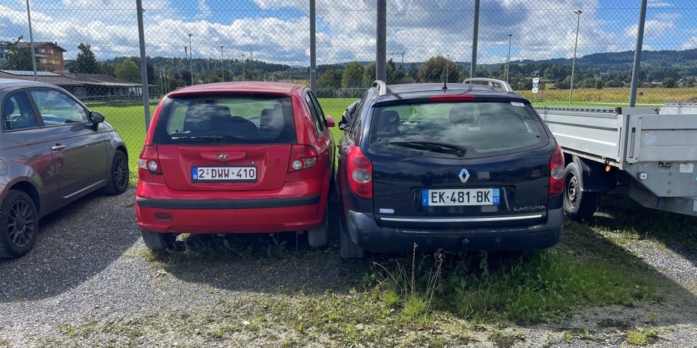 Mysteriös: Diese beiden Fahrzeuge stehen seit über einem Jahr auf dem Parkplatz beim Sportplatz Eisfeld in Gossau ZH.