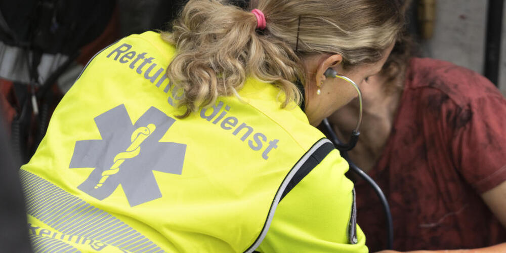 In der Nacht auf Sonntag mussten in Zürich Angehörige des Rettungsdienstes selbst gerettet werden. (Archivbild)