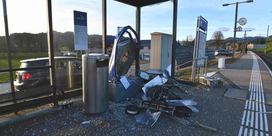 Der auf unbekannte Weise gesprengte Billett-Automat erlitt einen Totalschaden.