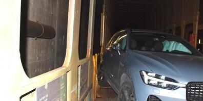 Bei einem Unfall auf dem Autoverlad in Klosters Selfranga wurden am Freitagabend drei Autos beschädigt. Eine Person musste in ärztliche Behandlung.