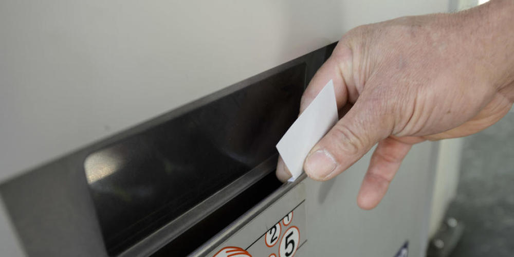 Beim Ticketautomaten entstand durch die Sprengung Totalschaden. (Archivbild)