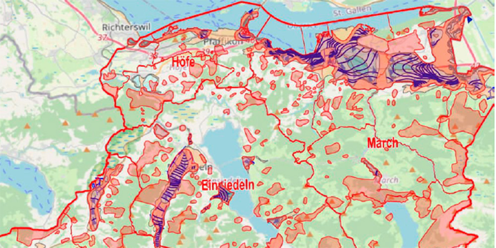 Im Ausserschwyzer Siedlungsgebiet sind weite Teile Grundwasserschutzzone (rot).