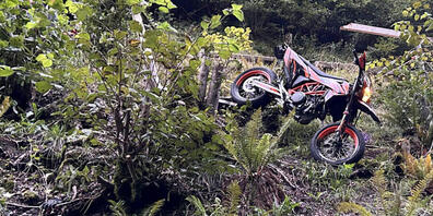 In Vorderthal hat sich ein Motorradfahrer am Sonntagabend bei einem Unfall erheblich verletzt.