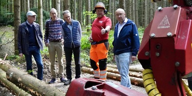 An mehreren Posten erhielten die Besucher Einblicke in die moderne Waldwirtschaft, auch die Förster des Konfessionsteils beteiligten sich aktiv