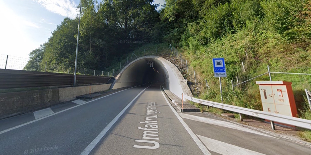 Auf der Wattwiler Umfahrungsstrasse H16 1. Etappe wird während mehrerer Nachtsperrungen die Tunnelbeleuchtung erneuert. (Archivbild)