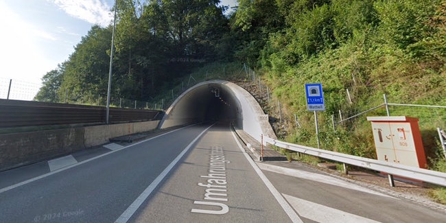 Auf der Wattwiler Umfahrungsstrasse H16 1. Etappe wird während mehrerer Nachtsperrungen die Tunnelbeleuchtung erneuert. (Archivbild)