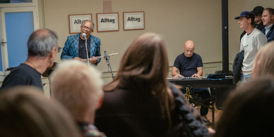 Malcolm Green und Pianist Marcel Schefer bei der Live-Aufnahme im heutigen Grafikbüro der Alltag Agentur