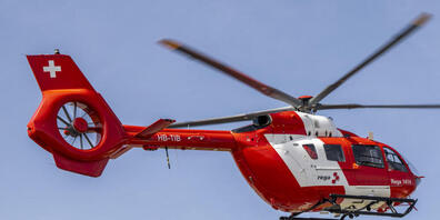 Ein Rega-Helikopter flog den 60-jährigen Arbeiter ins Spital. (Symbolbild)
