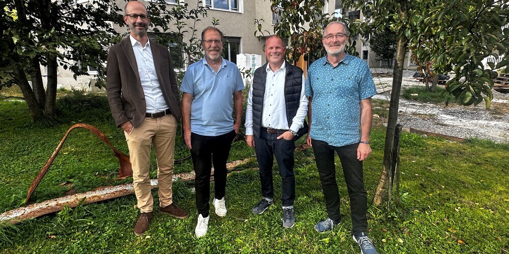 Christoph Hanselmann (Präsident Waisenguts- und Fondsgemeinde), Roger Nicolet (Geschäftsführer Pflegezentrum Blumenfeld), Markus Dürrenberger (Geschäftsführer Spitex RhyCare), Urs Noser (Präsident Spitex RhyCare) freuen sich vor dem Neubau des Haus Blumenfeld an der Bildstrasse auf die zukünftige Kooperation