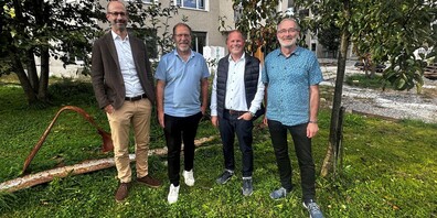 Christoph Hanselmann (Präsident Waisenguts- und Fondsgemeinde), Roger Nicolet (Geschäftsführer Pflegezentrum Blumenfeld), Markus Dürrenberger (Geschäftsführer Spitex RhyCare), Urs Noser (Präsident Spitex RhyCare) freuen sich vor dem Neubau des Haus Blumenfeld an der Bildstrasse auf die zukünftige Kooperation