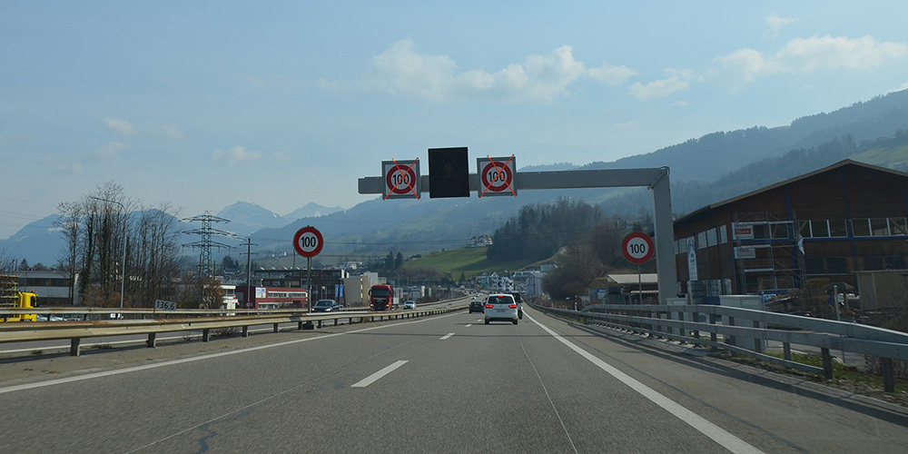 An manchen der neuen Portale, wie hier in Altendorf, hängen bereits Anzeigetafeln und Kameras, an anderen fehlen sie noch.  