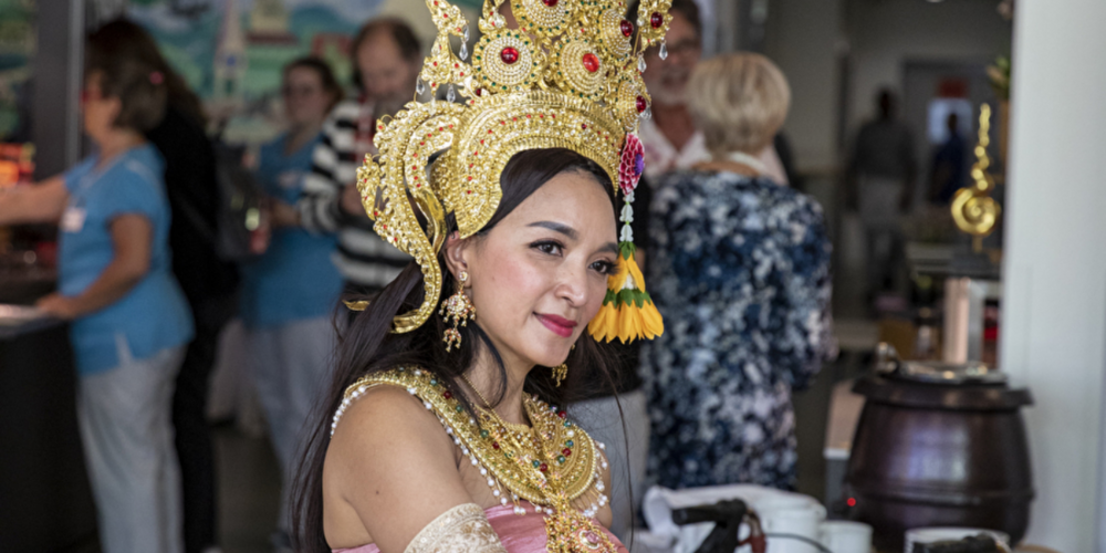 Die Heime Uster laden zu thailändischen Erlebnissen mit Tanz, Massagen und Früchteschnitzkunst ein.