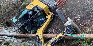Ein Kleinbagger ist am Montagnachmittag in Allenwinden ZG vom Waldweg abgekommen, gekipt und im Schwarzenbach zum Liegen gekommen. Der Fahrer wurde verletzt.