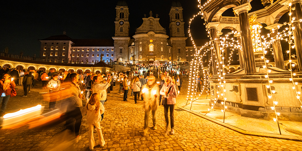 Grosse Pilgerschar in Einsiedeln: Die «Grosse Engelweihe» war auch ein Lichterspektakel sondergleichen