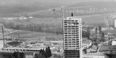 Ein Bild aus alten Tagen: Das Aarauer Telli-Hochhaus, in dem sich ein Teil der Kantonsverwaltung befindet, wurde im Jahr 1972 gebaut. Jetzt werden der Brandschutz und die Statik für 4,3 Millionen Franken verbessert. (Archivbild)